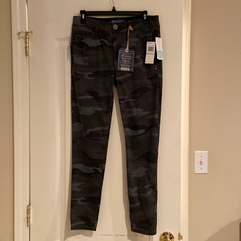 Democracy size 4 “Ab” solution booty lift jeggings  NWT